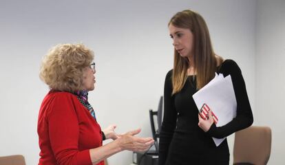 La alcaldesa de Madrid, Manuela Carmena, y la socialista, Mar Espinar. 