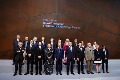 En el centro de la imagen, la presidenta del CSIC, Eloísa del Pino; el lehendakari, Íñigo Urkullu; el presidente de la Fundación BBVA, Carlos Torres Vila; y el director de la Fundación BBVA, Rafael Pardo, con los premiados.