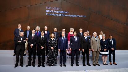 En el centro de la imagen, la presidenta del CSIC, Eloísa del Pino; el lehendakari, Íñigo Urkullu; el presidente de la Fundación BBVA, Carlos Torres Vila; y el director de la Fundación BBVA, Rafael Pardo, con los premiados.