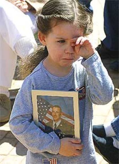 Elizabeth Heathman, de cuatro años, llora por su padre, que está en Irak.