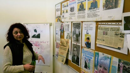 Amela Hasecic muestra un tablero de la sala de terapia con fotografías y recortes de periódico.