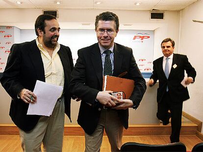 El ex alcalde Guillermo Ortega (a la izquierda), junto al secretario regional del PP, Francisco Granados, y Narciso de Foxá.