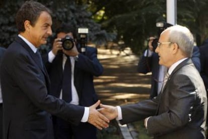 El presidente del Gobierno, José Luis Rodríguez Zapatero, recibe al presidente de la Generalitat, José Montilla, esta mañana.