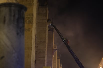 Un bombero trabaja en las labores de extinción del incendio de la mezquita de Córdoba.