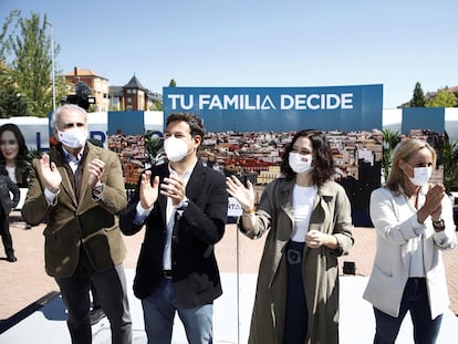 Enrique Ruiz-Escudero, José de la Uz, Isabel Díaz Ayuso, y Ana Camins (de izquierda a derecha), este domingo en Las Rozas.