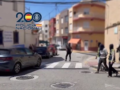 Agentes de la Policía Nacional conducen al arrestado por enaltecimiento del terrorismo en Teulada (Alicante), este lunes.