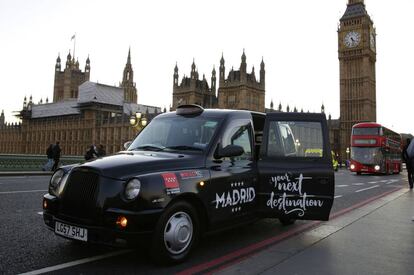 Taxi con el esl&oacute;gan tur&iacute;stico de Madrid en Londres.