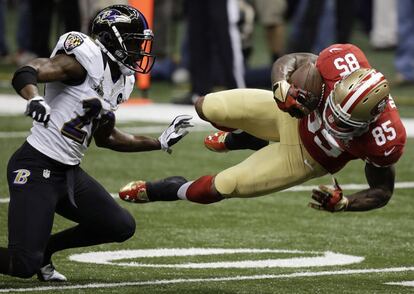 Vernon Davis (85) recibe ante Reed, de los Ravens, durante la primera mitad del partido. Ambos jugadores fueron atendidos por los médicos de sus respectivos equipos tras la caída.