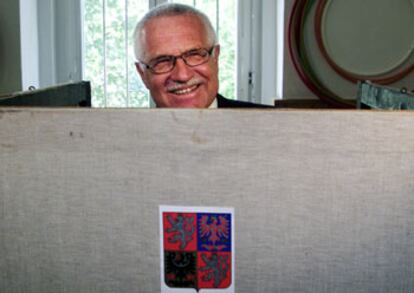 El presidente checo, Václav Klaus, en el colegio electoral en el que votó en Praga.