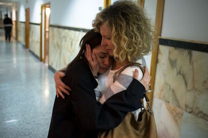 El dolor: "En esos momentos uno se siente terriblemente solo y el mundo es tu enemigo". En la foto: su hermana menor abraza a su madre en el hospital Infanta Luisa, de Sevilla, donde aguardaban a que su padre saliera de la cirugía.