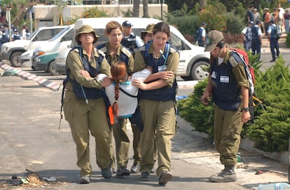 Mujeres soldado israeles desalojan a una colona juda de un asentamiento del sector de Gush Katif, en Gaza, en agosto de 2005.