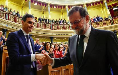 Rajoy y Sánchez se estrechan la mano antes de la votación.