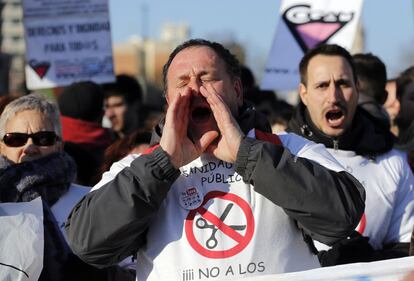 La defensa de la sanidad, uno de los servicios públicos afectados por los recortes del Gobierno, está presente en las manifestaciones