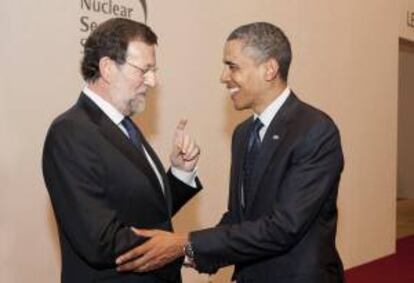 Fotografía tomada en marzo de 2012 en la que se registró al jefe del Gobierno español, Mariano Rajoy (i), al saludar al presidente de Estados Unidos, Barack Obama, durante un encuentro en Seúl (Corea del Sur). Ambos líderes se reunirán este lunes en Washington (EE.UU.). EFE/Archivo
