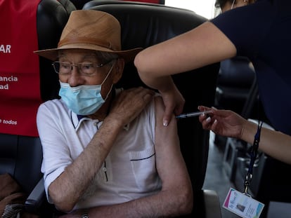 Una enfermera vacuna contra la covid-19 a un adulto mayor, en la comuna de La Reina, en Santiago de Chile, el 8 de febrero.