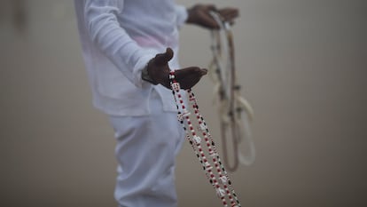 Un hombre reza durante una ceremonia para Yemanjá, que forma parte de las tradiciones en Río de Janeiro (Brasil).