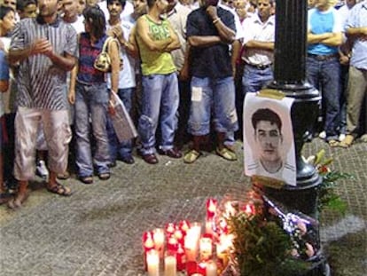 Velas por el inmigrante asesinado a tiros en Tortosa