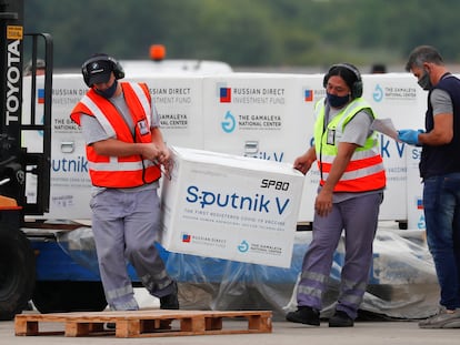 Descarregamento de caixas com vacinas Sputnik V no Aeroporto Internacional de Ezeiza, em Buenos Aires (Argentina), no dia 28 de janeiro.