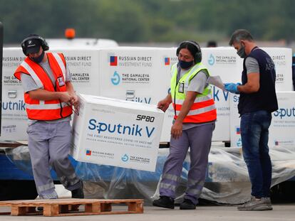 Descarregamento de caixas com vacinas Sputnik V no Aeroporto Internacional de Ezeiza, em Buenos Aires (Argentina), no dia 28 de janeiro.