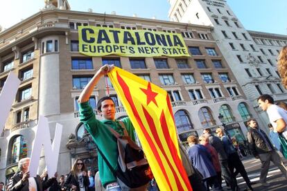 Bandera y lema independentista en la plaza de Catalunya de Barcelona.