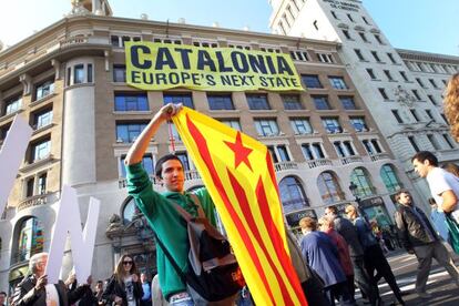 Bandera y lema independentista en la plaza de Catalunya de Barcelona. 