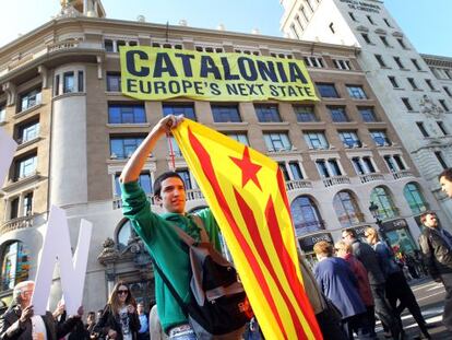 Bandera y lema independentista en la plaza de Catalunya de Barcelona. 