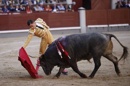 Paco Ureña y el toro Pastelero, de Victorino Martín, el 6 de junio en Madrid.