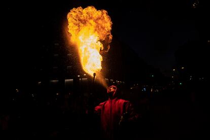 Una persona escupe fuego durante de la Cabalgata del Fuego.