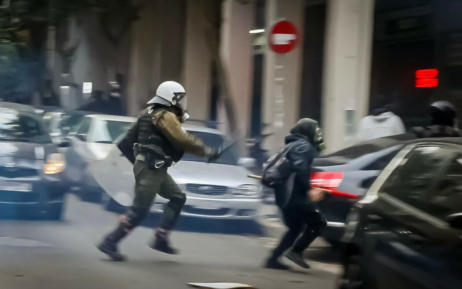 Un policía persigue a un manifestante durante una protesta convocada por colectivos okupas en Atenas, el 8 de diciembre de 2023.