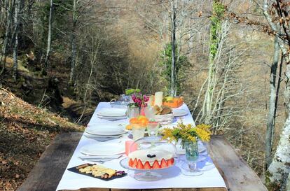 La mesa en el bosque del hotel Tierra del Agua.