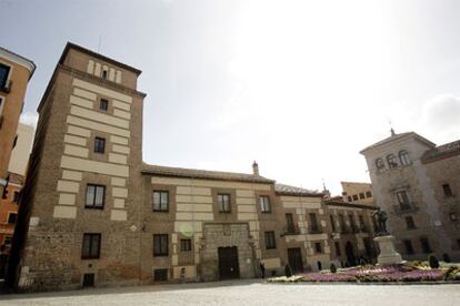 Fachada de la Casa de los Lujanes, del siglo XV, en la Plaza de la Villa.