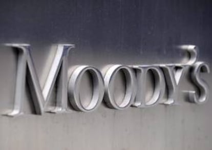 La agencia de medición de riesgos Moody's indicó que la rebaja de la calificación de España llevó también a la de varios bancos que son emisores de cédulas hipotecarias. EFE/Archivo