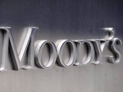 La agencia de medición de riesgos Moody's indicó que la rebaja de la calificación de España llevó también a la de varios bancos que son emisores de cédulas hipotecarias. EFE/Archivo