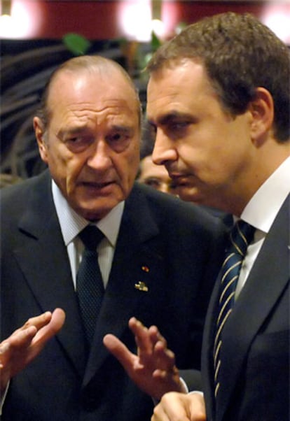 Rodríguez Zapatero habla con el presidente francés, Jacques Chirac, antes del inicio del Consejo Europeo.