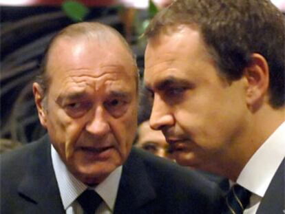 Rodríguez Zapatero habla con el presidente francés, Jacques Chirac, antes del inicio del Consejo Europeo.