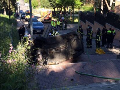 Los agentes tratan de retirar el vehículo accidentado en Moncloa.