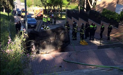 Los agentes tratan de retirar el vehículo accidentado en Moncloa.