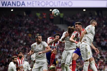 De izquierda a derecha. Karim Benzema, Saúl Níguez, Sergio Ramos, Montenegrin Stefan Savic Y Gareth Bale saltan para cabecear el baón a la salida de un cornel.