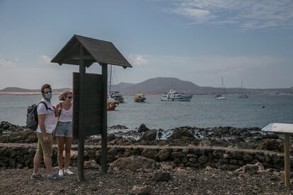 Varios turistas visitan la isla de Lobos en Fuerteventura (Canarias), a principios de noviembre.