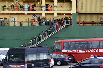 Los helicópteros de la armada italiana se han dedicado durante toda la noche a llevar a los pasajeros y la tripulación del ferri afectado por el fuego a otros barcos situados en las inmediaciones del transporte incendiado para su evacuación. En la imagen, algunos de los supervivientes desembarcan en el puerto italiano de Bari.