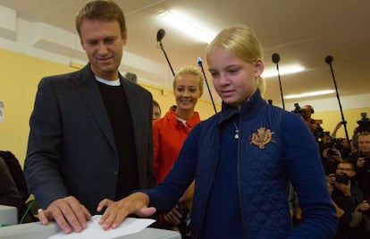 Navalni y su hija, Dasha, en un colegio electoral en Moscú.