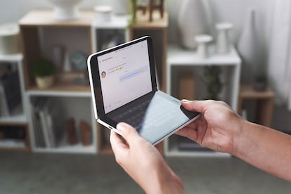 Modelo del móvil Surface Duo de Microsoft.