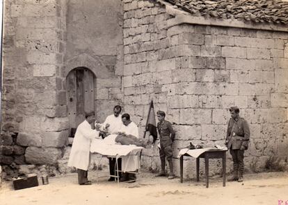 Doctores de la Cruz Roja atienden a un herido en una imagen de archivo sin datar.