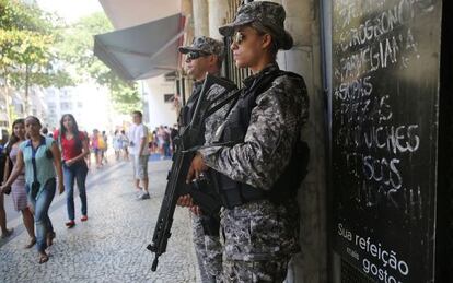 Policiais em Copacabana, zona sul do Rio.