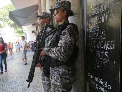 Policiais em Copacabana, zona sul do Rio.