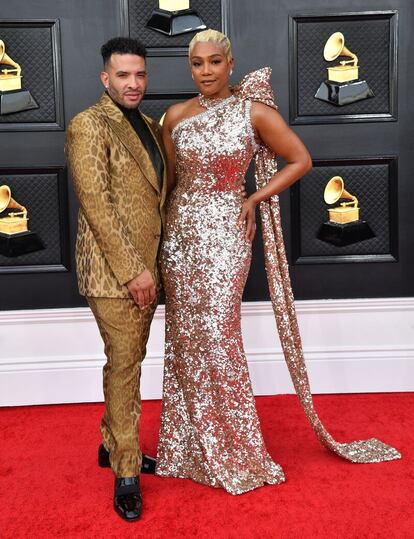 La actriz Tiffany Haddish con un vestido dorado a medida de Prada.