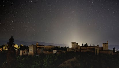 Vista de la Alhambra de Granada durante el apagón del lunes.

