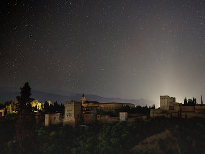 Vista de la Alhambra de Granada durante el apagón del lunes.