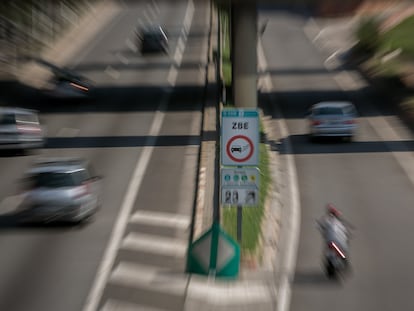 Señal de la Zona de Bajas Emisiones (ZBE) en Barcelona.