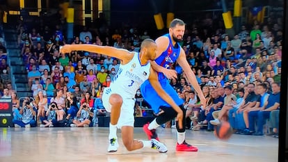 Randolph se lesiona ante Mirotic durante el partido entre el Real Madrid y el Barcelona este lunes en el Palau.